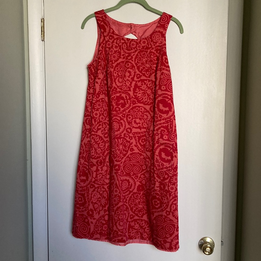 ANN TAYLOR red sleeveless summer dress with peep hole in the back. Lined, size 6